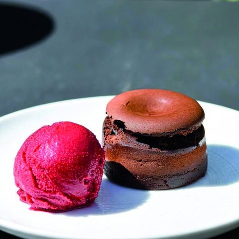 Moelleux au chocolat et sorbet framboise